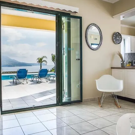 Sleeps 6 Pool Air Con Wifi Karavádhos