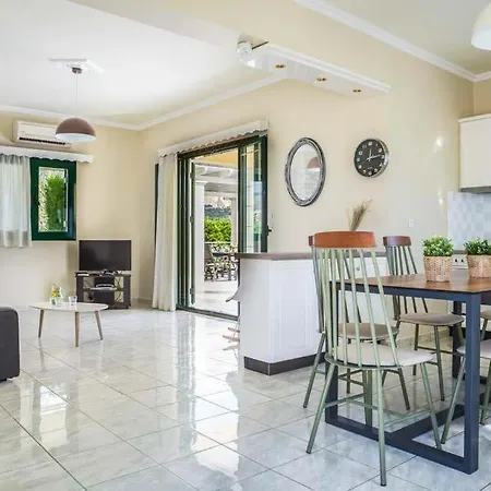 Sleeps 6 Pool Air Con Wifi *